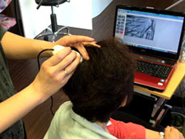 毛穴をチェック